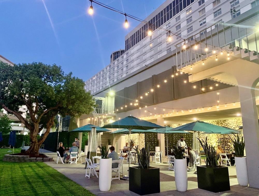 Hyatt Regency Angeles International Airport Hotel 3*